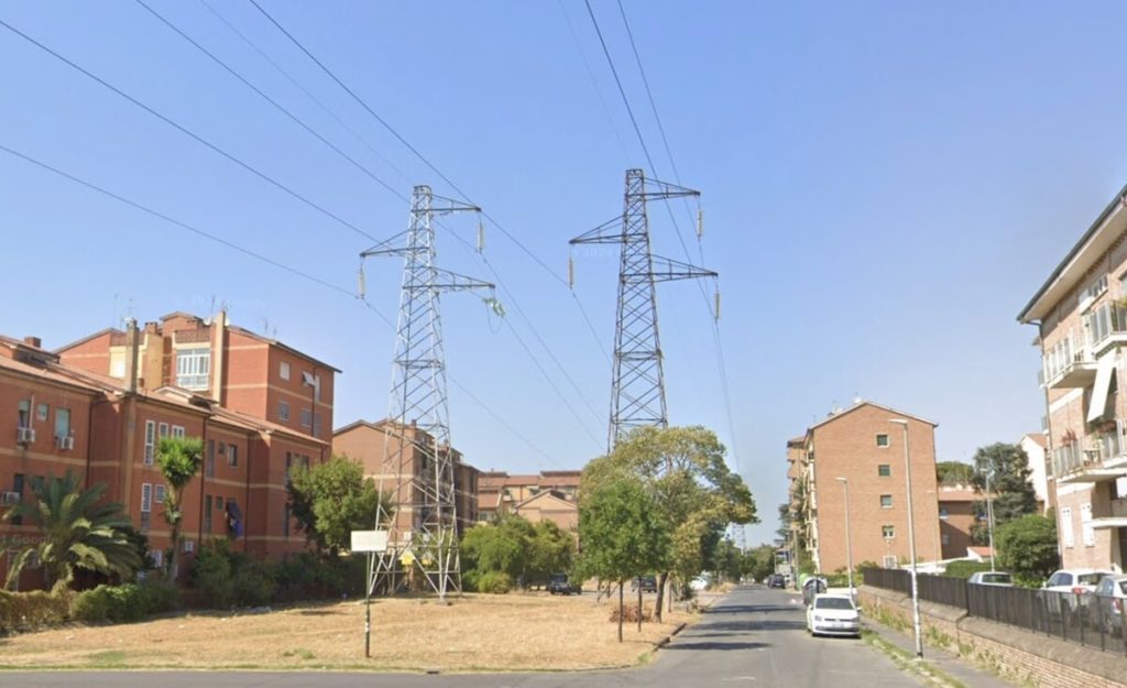 Via i tralicci da Torre Spaccata: “Sfigurano il paesaggio e tolgono spazio, vanno tolti”