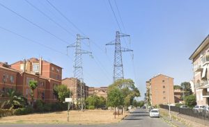 Via i tralicci da Torre Spaccata: “Sfigurano il paesaggio e tolgono spazio, vanno tolti”