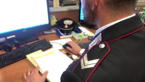 "Investimenti sicuri" ma è un truffa. A lezione dal fuffa guru con la parrucca