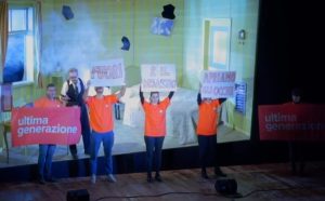 Blitz degli ambientalisti a teatro. "Fuori è il disastro, apriamo gli occhi"