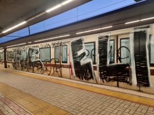 Writer tirano freno d'emergenza per imbrattare la metropolitana