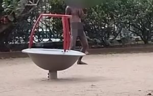 Un uomo nudo nell'area giochi dell'Esquilino