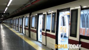 Tragedia in metro, accusa malore e muore davanti ai passeggeri. Linea A interrotta