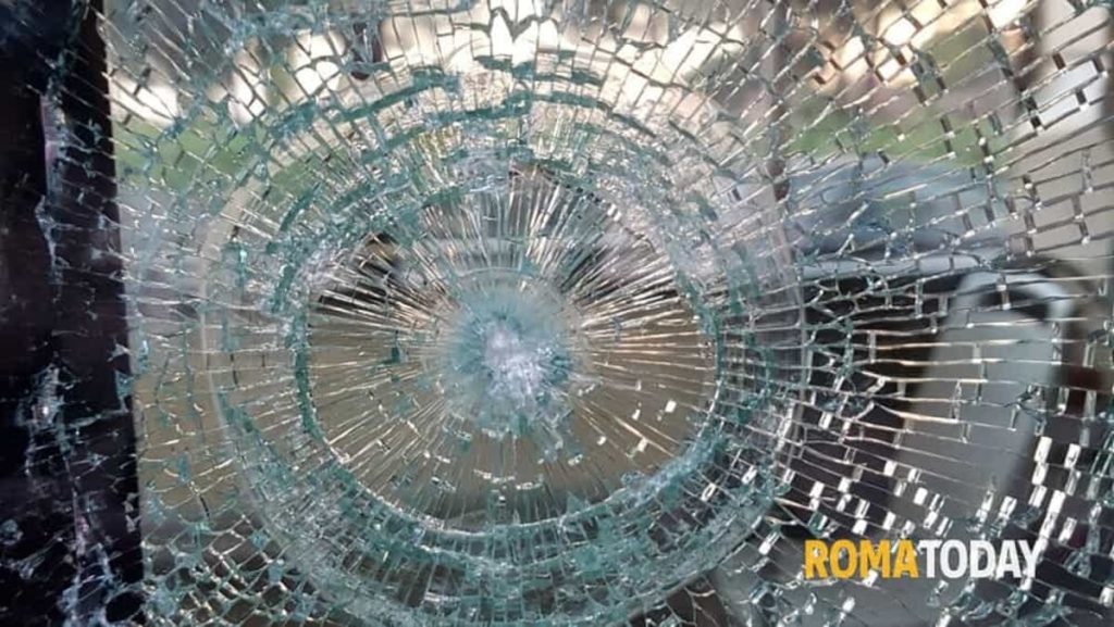 Paura sul bus: minaccia autista e spacca finestrino con il martelletto frangivetro