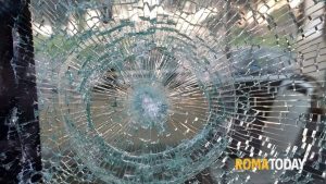 Paura sul bus: minaccia autista e spacca finestrino con il martelletto frangivetro