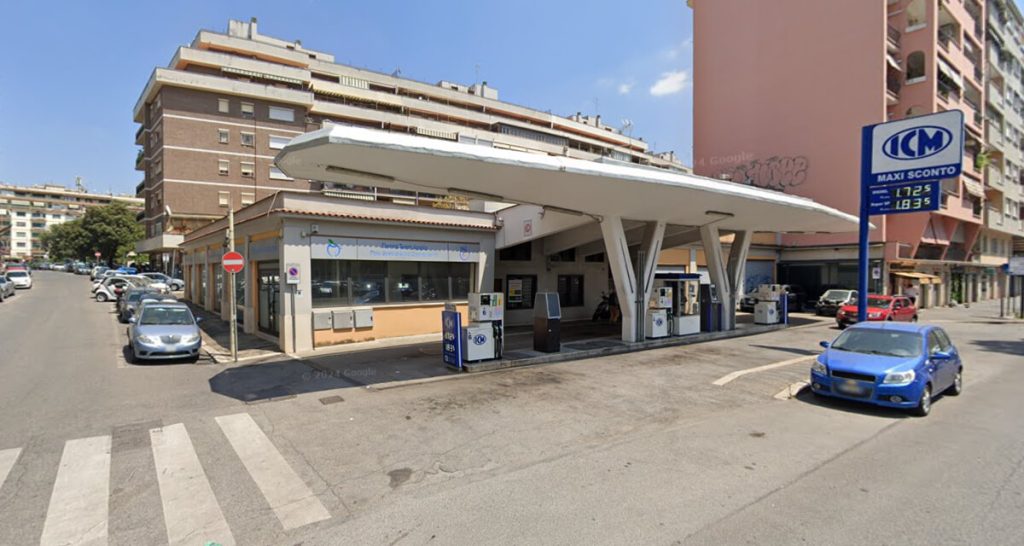 Buco nel negozio in ristrutturazione per rubare la cassaforte del distributore di carburante