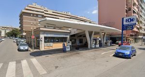 Buco nel negozio in ristrutturazione per rubare la cassaforte del distributore di carburante
