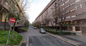 Incendio nel garage delle case popolari, catasta di legno in fiamme