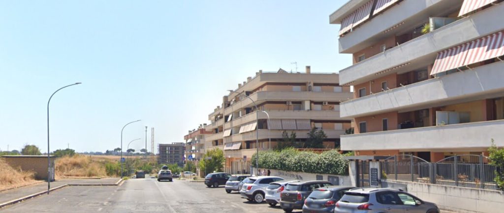 Gruppo di amici minacciati con i coltelli e rapinati in strada da una banda