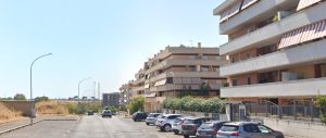 Gruppo di amici minacciati con i coltelli e rapinati in strada da una banda