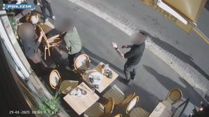 "Togliti la kippah". Aggredisce minore, poi impugna bottiglia contro un negoziante