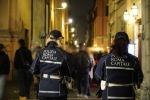 Cibo scaduto nel locale del Centro: sequestrati 10 chili di alimenti