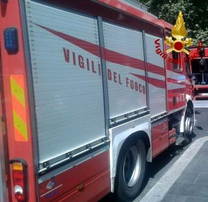 Incendio a Roma all'alba: fiamme nell'appartamento, muore una donna