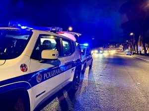 Scontro tra due auto, una si incendia. Quattro feriti, tre gravi