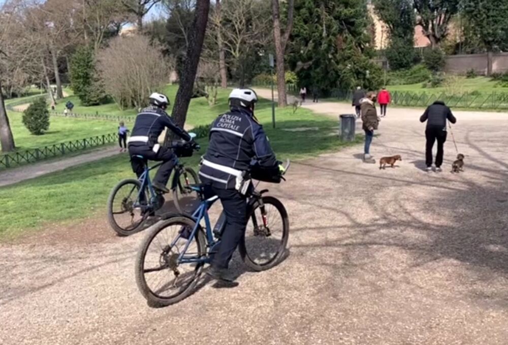 Agenti in pensione e volontari. Per i (pochi) vigili di Roma arrivano i rinforzi