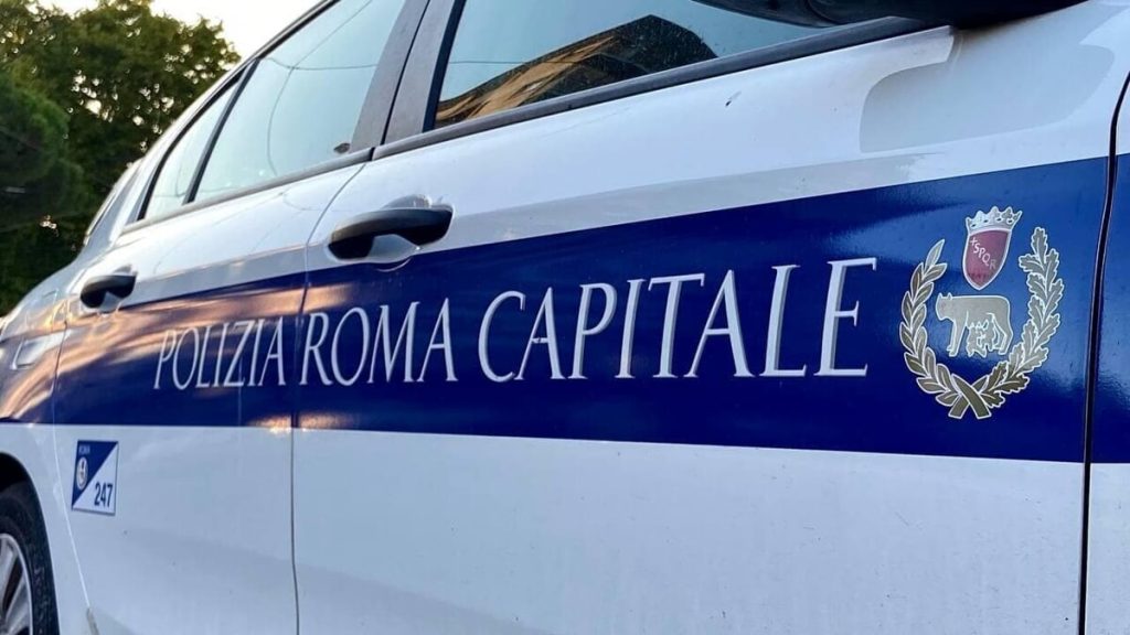 Via Portuense, si rompe una conduttura: strada allagata