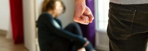 Chiede aiuto per una casa popolare, si scopre che è vittima di violenza domestica
