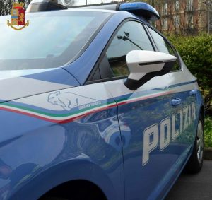 Ruba la borsa a turista: marito coraggioso lo insegue e scoppia il parapiglia