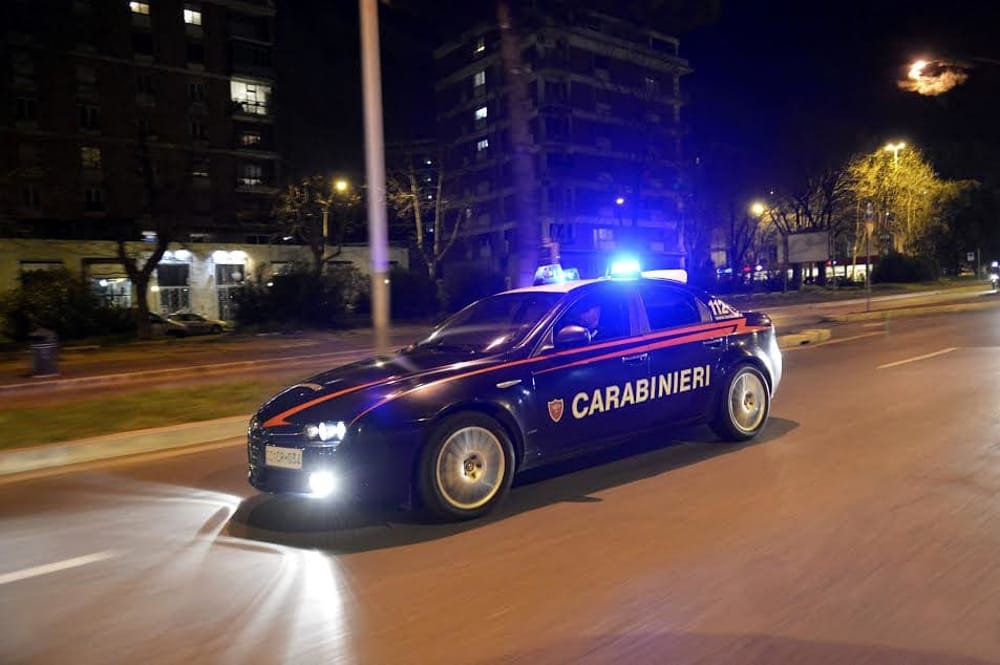 Cammina sulle auto in sosta, danneggiati tettucci e parabrezza