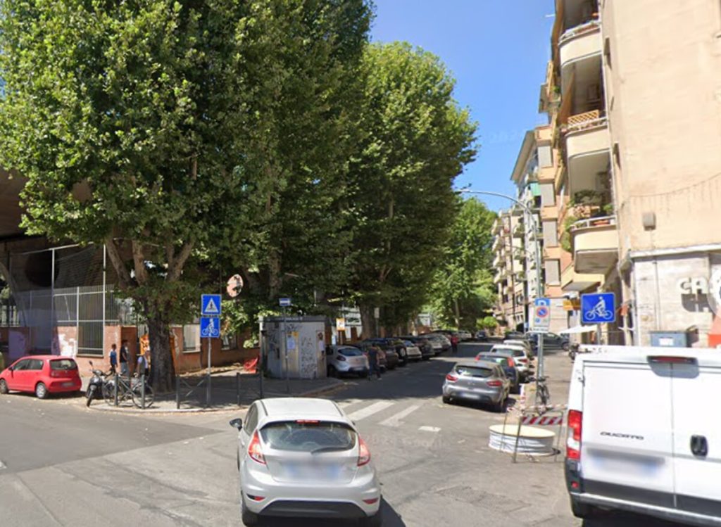 Perde il controllo dello scooter e si schianta contro tre auto in sosta. Grave 35enne