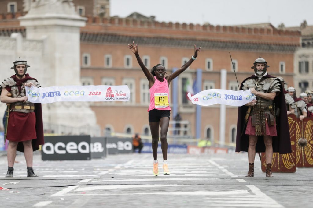 L'ultimo allenamento collettivo per la Maratona di Roma celebra la festa della donna