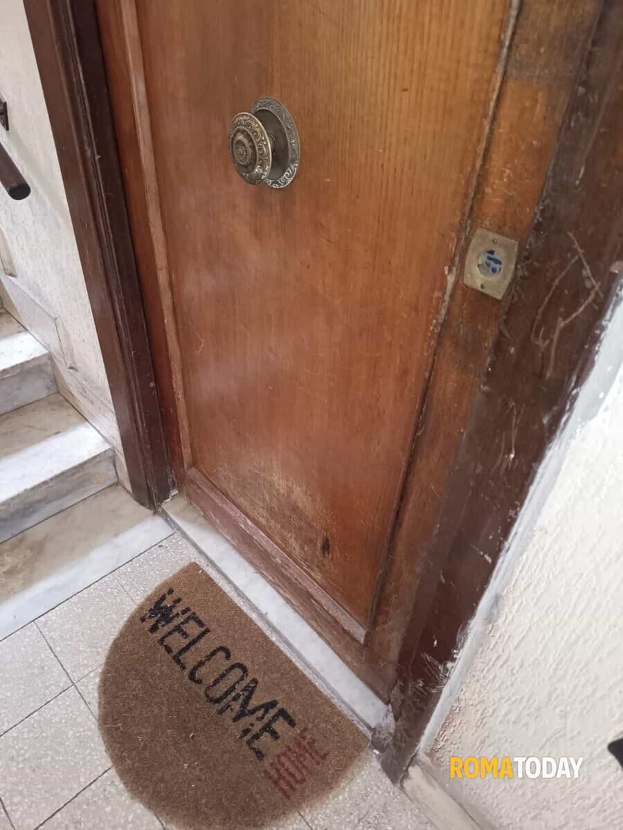 Si assenta per assistere la madre malata e gli occupano casa: "Hanno cambiato pure lo zerbino"