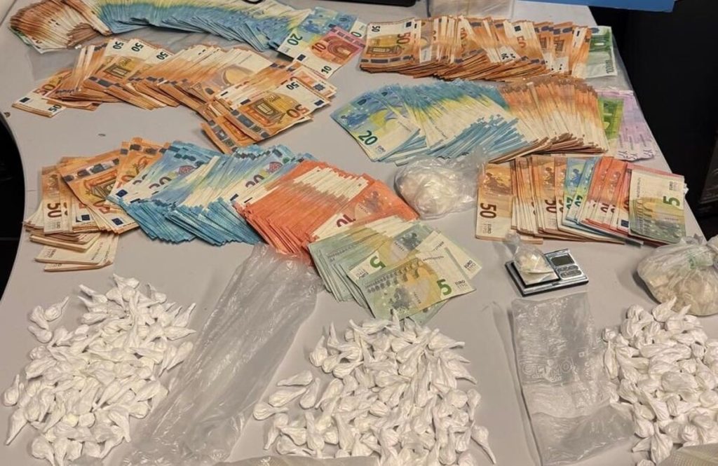 Droga piazzata sui social e smistata con i corrieri. Così il grossista arrotondava l'assegno di disoccupazione